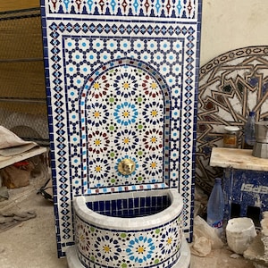 GROßER MOSAIK-BRUNNEN, Traditioneller Wand-Wasserfall-Brunnen für Hinterhof, Luxus-Garten-Dekor-Wand-Wasserbrunnen, Mid-Century-Brunnen