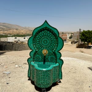 Fuente marroquí hecha a mano: azulejos zellige verdes, grifo de latón