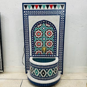 Handgefertigter Mosaik-Gartenbrunnen, Wasserbrunnen im Freien, moderner dekorativer Wasserfall, Terrassenbrunnen, modernes Wandbrunnenwasser der Mitte des Jahrhunderts