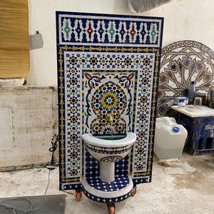GOREOUS MOSAIK-BRUNNEN - Kundenspezifischer Brunnen für den Innen- / Außenbereich Artful, Mid Century Muster Wasserfall Brunnen, Terrasse Brunnen Dekor.