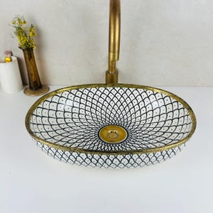 Lavabo de baño hecho a mano de mediados de siglo - Lavabo de cerámica blanca con motivo negro - Lavabo ovalado con borde de latón - Lavabo de tocador de regalo natural