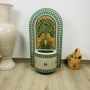 Fuente de mosaico marroquí hecha a mano: azulejos verdes y blancos, caño de latón