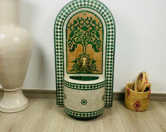 Fuente de mosaico marroquí hecha a mano: azulejos verdes y blancos, caño de latón