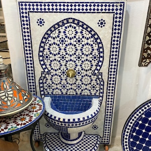 Blauer Gartenbrunnen, 100% handgefertigter Mosaikbrunnen, Wasserfallbrunnen, Wasserspielbrunnen, maßgeschneiderter Brunnen aus der Mitte des Jahrhunderts