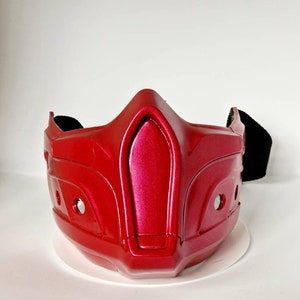 3D-geprint tech-masker rode kap geïnspireerd