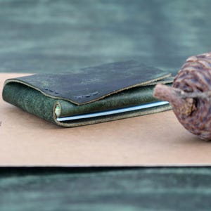 Cartera de cuero para hombre / Cartera pequeña con bolsillo frontal / Cartera minimalista fina de cuero marrón Olive Margot