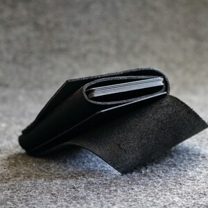 Thin leather wallet for credit cards. made by hand in the EU