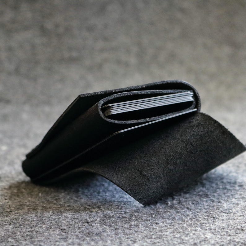 Thin leather wallet for credit cards. made by hand in the EU