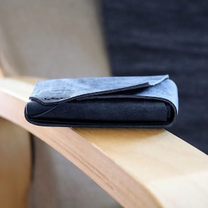Portafoglio da uomo in pelle nera con patta piccola / Portafoglio piccolo per carte minimalista / Portafoglio unico di design con tasca frontale / Portafoglio regalo da uomo