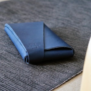 Custodia a portafoglio per iPhone 16 Pro Max dall'estetica minimale - Realizzata a mano nell'UE / Custodia in pelle per iPhone Pro