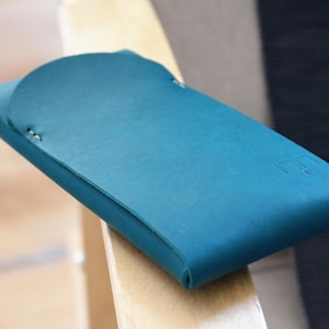 Funda para teléfono Huawei Mate XT Ultimate con mucho estilo: fabricada en la UE con cuero italiano de grano completo de alta calidad