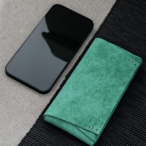 Leren hoesje met monogram voor iPhone 16 Pro Max - Gemaakt van hoogwaardig Italiaans leer | Esthetische leren Apple iPhone-hoes