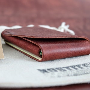 Cartera fina de piel para tarjetas de crédito, billetes plegables y monedas. Fabricada a mano en la UE con piel italiana de grano completo.