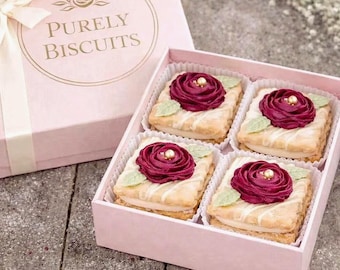 Galletas de mantequilla con rosas burdeos y elegantes galletas florales