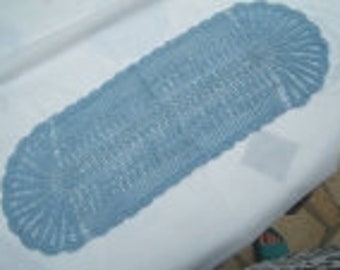 chemin de table au crochet bleu