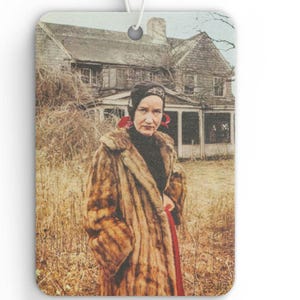 Lil Edie Beale Grey Gardens usando seu casaco de pele Acessório de carro com aroma exclusivo, ambientador de carro estilo vintage
