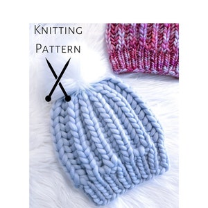 Peut inclure: Patron de tricot pour un bonnet bleu clair avec un pompon blanc. Le bonnet est réalisé avec un fil épais et a une texture côtelée.