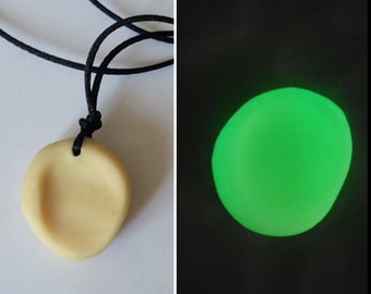 Resplandor en el collar de piedra de preocupación oscura - Fidget de dedo