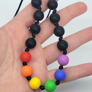 Collier sensoriel noué en silicone arc-en-ciel Fidget
