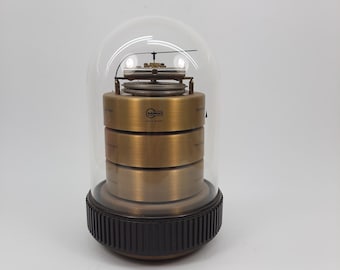 La estación de trabajo de Barigo se encontró con un embrujo de acrílico sobre un piso acrílico.