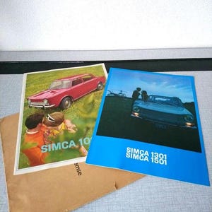 Può includere: Due brochure vintage con auto Simca. La brochure superiore mostra una Simca 1000 rossa in un campo erboso. La brochure inferiore mostra una Simca 1301 e una Simca 1501 blu in un campo con un elicottero sullo sfondo.