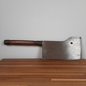 Groot antiek en zwaar hakmes