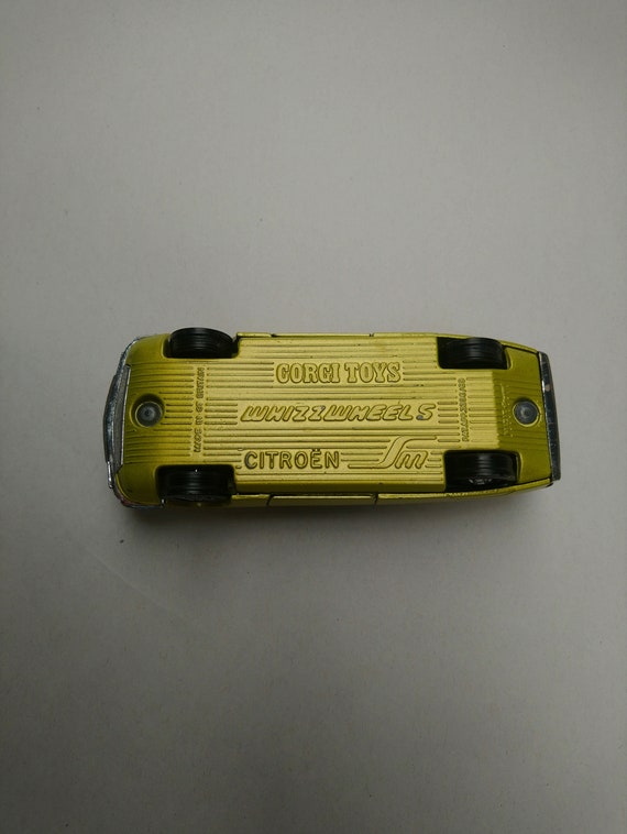284 Citroen SM in metallic lime-yellow – Corgi Toys