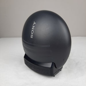 以下が含まれることがあります： 丸い形をした黒いソニーのCDプレーヤーで、前面に「SONY」と印刷されています。