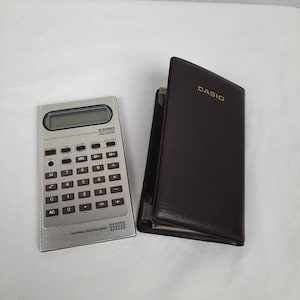 Casio | AQ-2000 | Scientific calculator | 1970 | inclusief hoes | Japan
