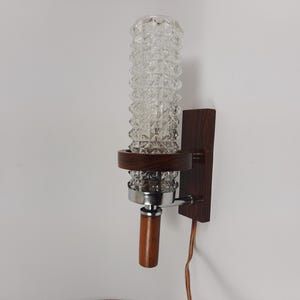 Vintage jaren &#39;70 glazen wandlamp met houten accenten