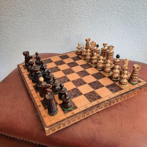 Vintage gedecoreerd houten schaakspel met houten reis speelbord