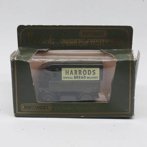Puede incluir: Un veh&iacute;culo de juguete Matchbox Models of Yesteryear Y29 Walker Electric Van de color verde oscuro en su embalaje original. La furgoneta presenta un panel lateral crema con el texto HARRODS SPECIAL BREAD DELIVERY impreso en negro.