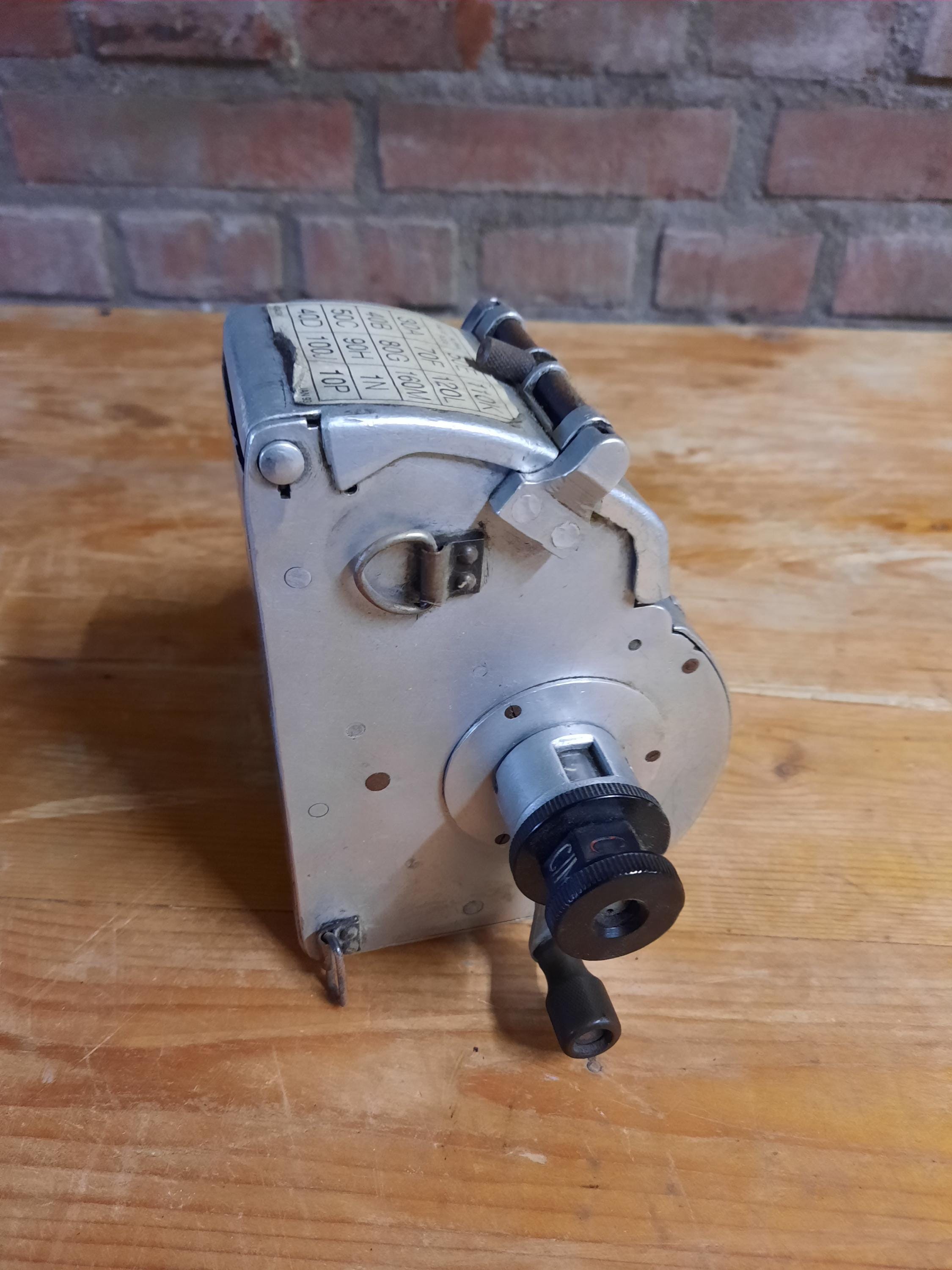ロンドンのバスで車掌が使っていた発券機 (GIBSON A14) ロンドンのバスで車掌が使っていた発券機 (GIBSON A14) - メルカリ