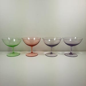 Set van vier vintage gekleurde cocktailglazen