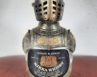 Ridder Nikka G & G lege whiskyfles, metalen harnas, esmalte fles