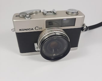 Konica C35 | 35mm | Analoge camera | 1968 | met band en lenskap
