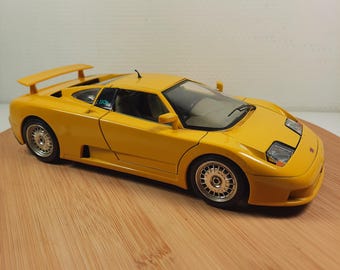 VOITURE BURAGO BUGATTI EB 110 1:18 – Luxe, Socle Et Loupe D'orfèvre – Modèle Collector REF 3735