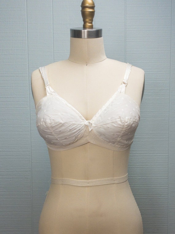 1970s Bullet Bra , Ivory Lace Bra , Cross-your-heart , Size 36C , Made in  the USA , Vintage Undergarment , Vintage Lingerie , Mod Retro 