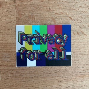 Peut inclure: Un autocollant rectangulaire avec les mots "Privacy for all" dans une police 3D superposée. Le fond présente un motif rayé coloré de barres verticales jaunes, vertes, rouges, violettes et bleues.