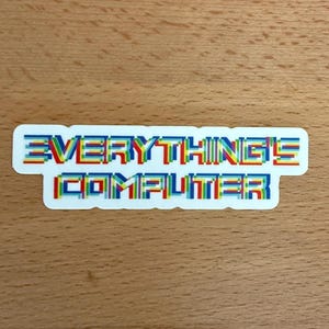 Könnte beinhalten: Ein weißer Aufkleber mit dem Text "EVERYTHING'S COMPUTER" in Regenbogenfarben. Die Buchstaben sind übereinander gestapelt und erzeugen einen 3D-Effekt.