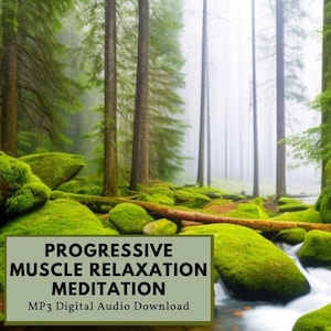 Può includere: Un download digitale di una meditazione guidata per il rilassamento muscolare progressivo. L'immagine mostra una lussureggiante foresta verde con un ruscello che la attraversa.
