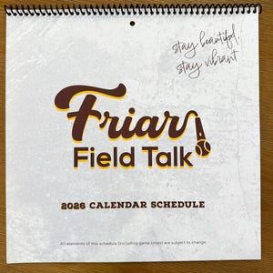 以下が含まれることがあります： 茶色と黄色の「Friars Field Talk」の文字が入った、スパイラル綴じのカレンダー。 2026年版で、「stay beautiful, stay vibrant」のフレーズが含まれています。 背景はテクスチャ加工されたオフホワイトです。