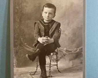 RESERVADO PARA DAVID Un hombrecito gracioso parece listo para dar terapia. Gran tarjeta de gabinete original de época, Genelli Studio, Sioux City, Iowa.