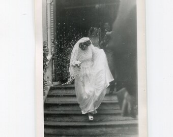 Bride being riced on church steps. Vintage original black & white vernacular snapshot photo. 40s or50s.