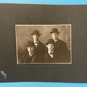 Hombres con sombrero. Cuatro hombres con bombines. Fotografía original de gabinete de gran formato, sin identificar. Estudio Dewey. Jamestown, Dakota del Norte.