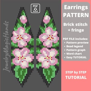 Puede incluir: Un patrón PDF digital para pendientes de cuentas. Los pendientes presentan un diseño floral en rosa, blanco, verde y negro. El patrón incluye una técnica de punto de ladrillo y flecos. El texto en la imagen dice "Earrings Pattern" y "Step by Step Tutorial."
