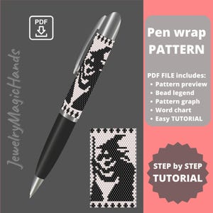 Op de afbeelding: Een zwarte en zilveren pen met een kralenpatroon dat een heksenontwerp in zwart en wit laat zien. De afbeelding bevat de tekst "Pen wrap PATTERN" en "PDF FILE includes: Pattern preview, Bead legend, Pattern graph, Word chart, Easy TUTORIAL".