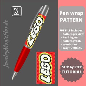 Op de afbeelding: Een rode pen met een zilveren punt en clip, met een kralen LEGO-ontwerp in geel, zwart en wit. De afbeelding bevat een PDF-downloadpictogram en de tekst "Pen wrap PATTERN" en "STEP by STEP TUTORIAL".