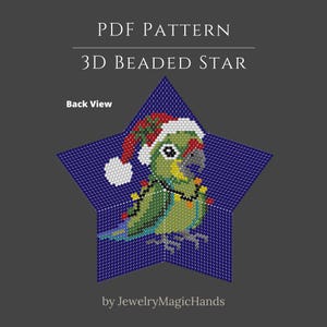 Puede incluir: Un patrón PDF para una estrella de cuentas 3D con un loro verde que lleva un gorro de Papá Noel rojo y blanco y está envuelto en luces de colores sobre un fondo azul oscuro. El texto dice PDF PATTERN, 3D BEADED STAR, Back View, JewelryMagicHands.