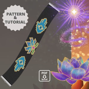Puede incluir: Un brazalete negro de cuentas con un patrón de manos de hamsa azules, una flor de loto azul y un amuleto de ojo turco dorado. El brazalete se muestra sobre un fondo de una flor de loto púrpura y dorada y una estrella brillante.